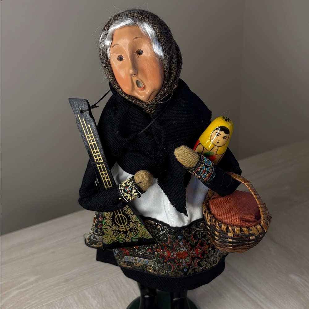 Byers Choice Carolers Babouska Russian Christmas Legend w/Balalaika/Nesting Doll - Picture 2 of 10
